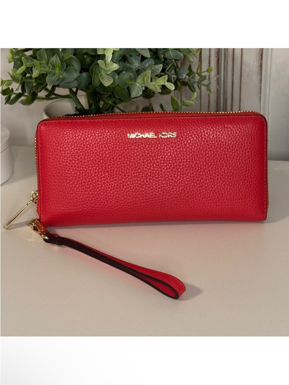 Low start Michael Kors Red Pebbled Leather Zip Around Wristlet Wallet Gold Logo - Picture 3 of 7